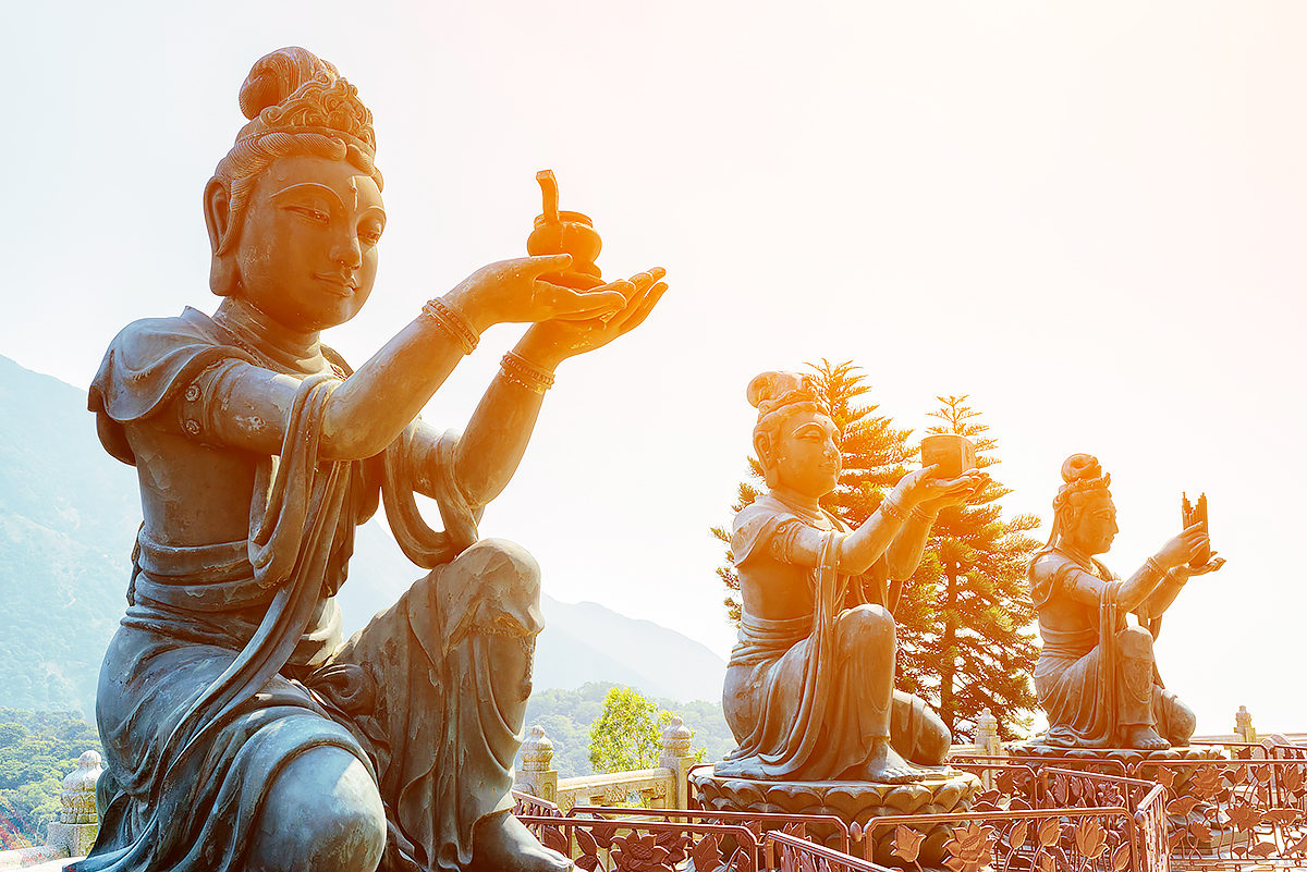 Буддийские статуи вокруг Будды с подношениями